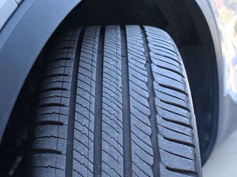 Used 2025 Volvo XC40 B5 Core image 36