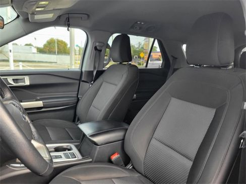 Used 2023 Ford Explorer XLT image 19