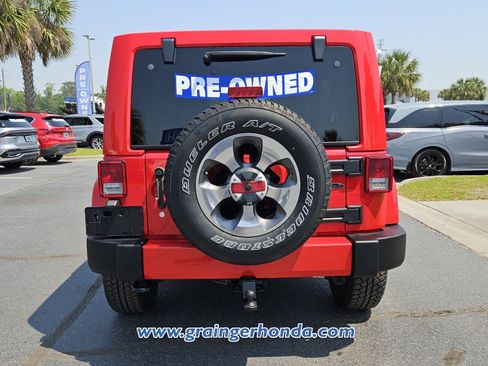 Used 2017 Jeep Wrangler Unlimited Sahara AWD/4WD image 4