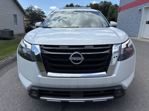 Used 2025 Nissan Pathfinder SL AWD/4WD image 9
