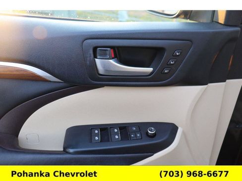 Used 2017 Toyota Highlander Limited image 24