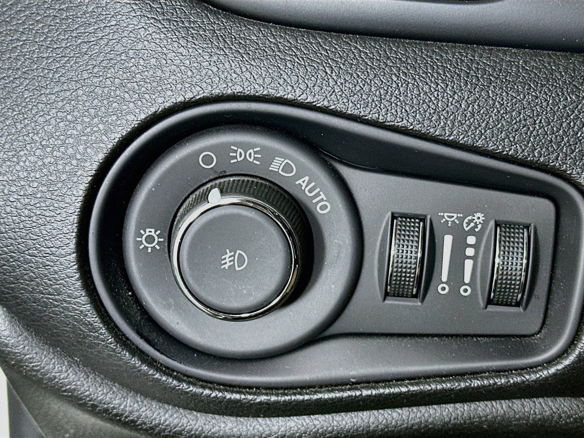 Used 2023 Jeep Renegade Latitude AWD/4WD image 17