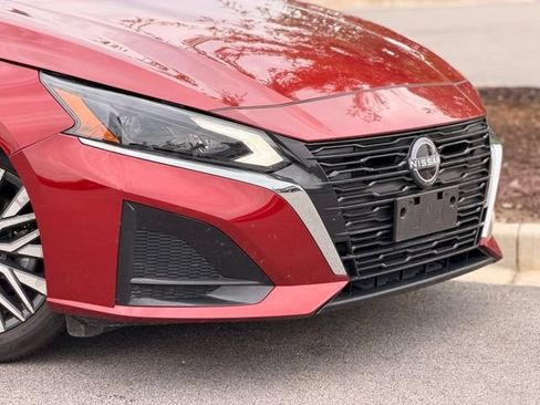 Used 2025 Nissan Altima 2.5 SV FWD image 3