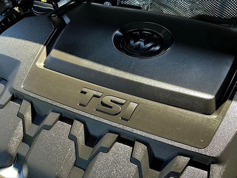 Used 2023 Volkswagen Tiguan SE R-Line image 31