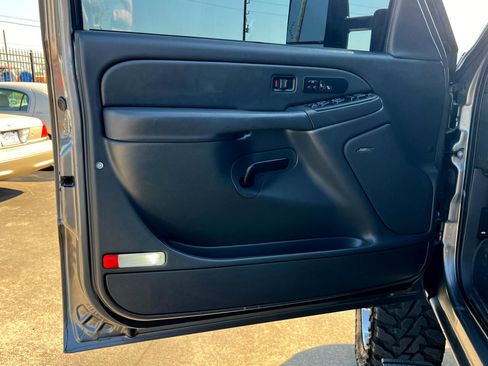 Used 2006 Chevrolet Silverado 2500 LT w/ Heavy-Duty Power Package image 80