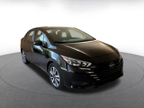 Used 2025 Nissan Versa SV image 3