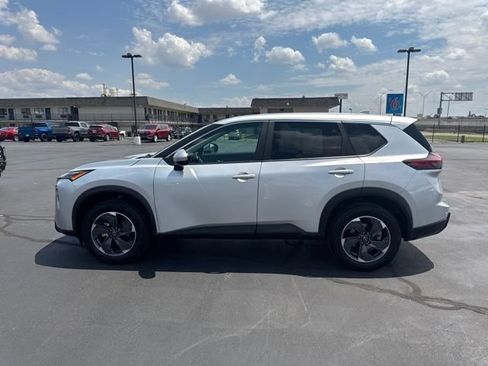 Used 2024 Nissan Rogue SV FWD image 8