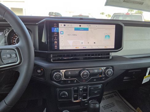 Used 2025 Jeep Gladiator Sport AWD/4WD image 34
