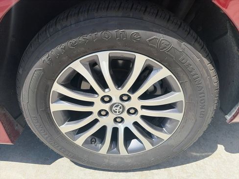 Used 2019 Toyota Sienna XLE FWD image 12