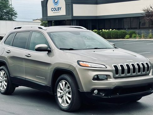 Used 2017 Jeep Cherokee Limited w/ Trailer Tow Group AWD/4WD image 13