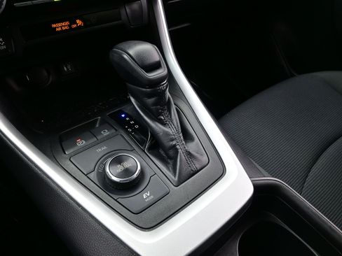 Used 2019 Toyota RAV4 LE image 20