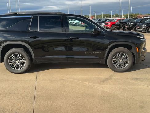 Used 2024 Chevrolet Traverse LT image 9