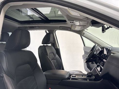 Used 2023 Nissan Pathfinder Platinum image 21