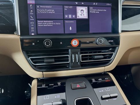 Certified 2024 Porsche Macan AWD/4WD image 18
