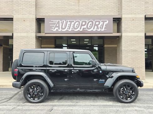 Used 2025 Jeep Wrangler Unlimited Sahara w/ Safety Group AWD/4WD image 4