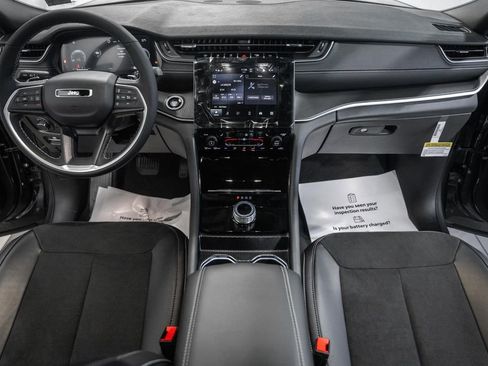 New 2025 Jeep Grand Cherokee L Altitude image 18