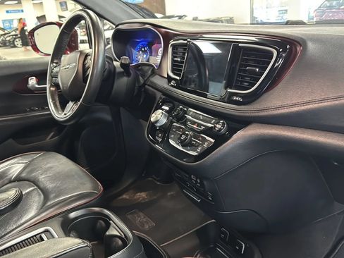 Used 2019 Chrysler Pacifica Limited FWD image 12