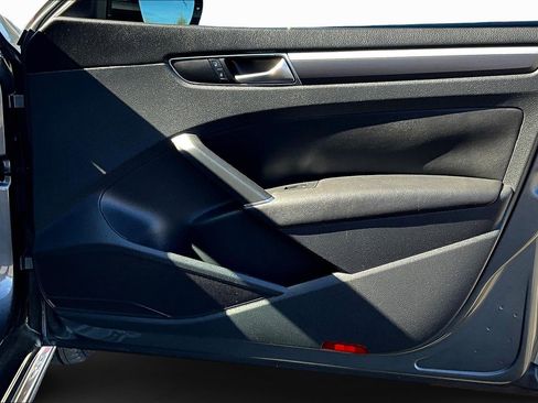 Used 2017 Volkswagen Passat 1.8T R-Line image 17