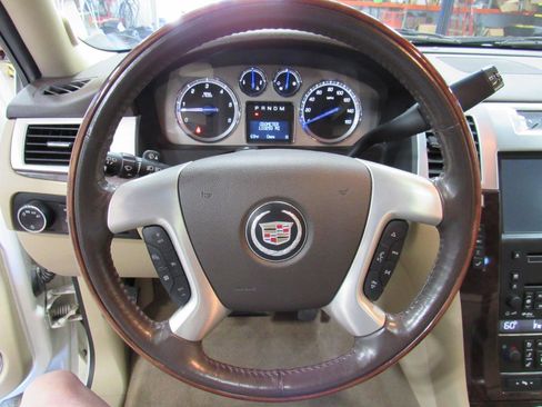 Used 2010 Cadillac Escalade Luxury AWD/4WD image 21