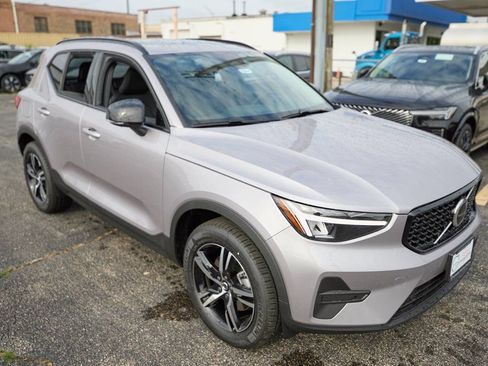 New 2026 Volvo XC40 B5 Core w/ Climate Package image 4