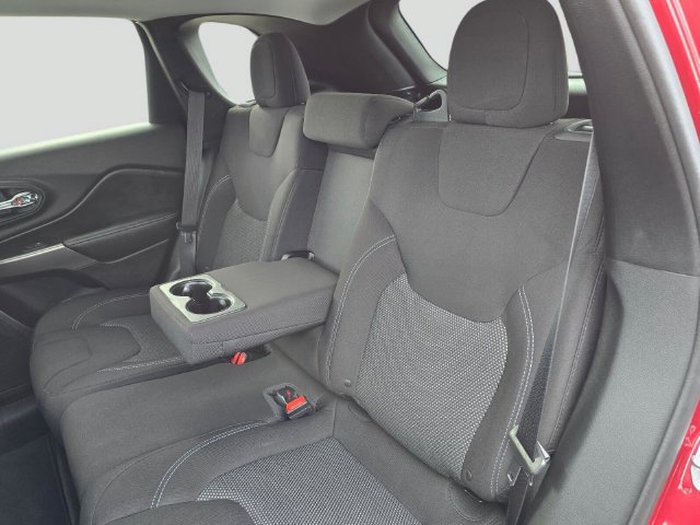 Used 2019 Jeep Cherokee Latitude w/ Popular Appearance Group FWD image 17
