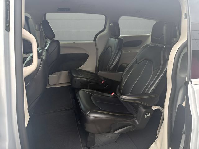 Used 2024 Chrysler Pacifica Touring-L FWD image 11