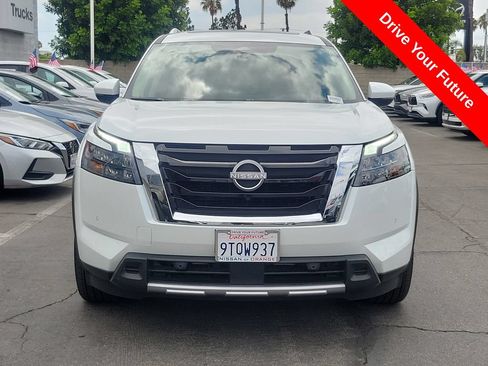 Used 2025 Nissan Pathfinder Platinum FWD image 32