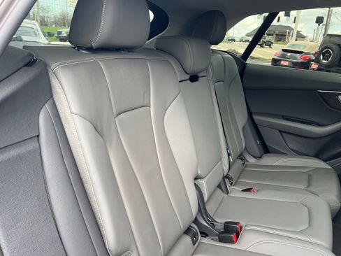 Used 2022 Audi Q8 Premium image 27