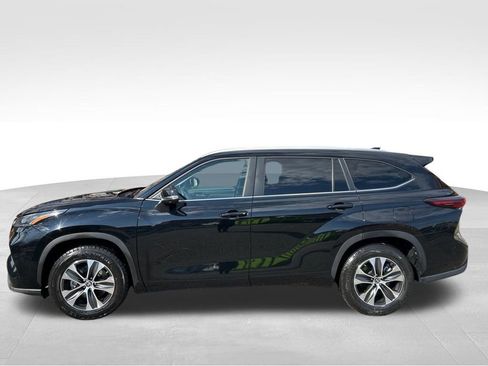 Used 2024 Toyota Highlander XLE image 2