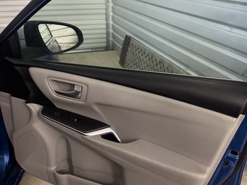 Used 2017 Toyota Camry SE w/ Moonroof Package image 12