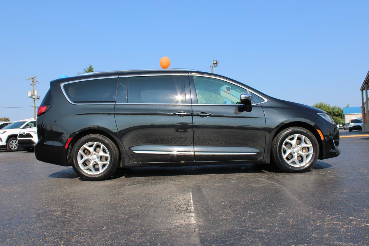 Used 2019 Chrysler Pacifica Limited FWD image 3