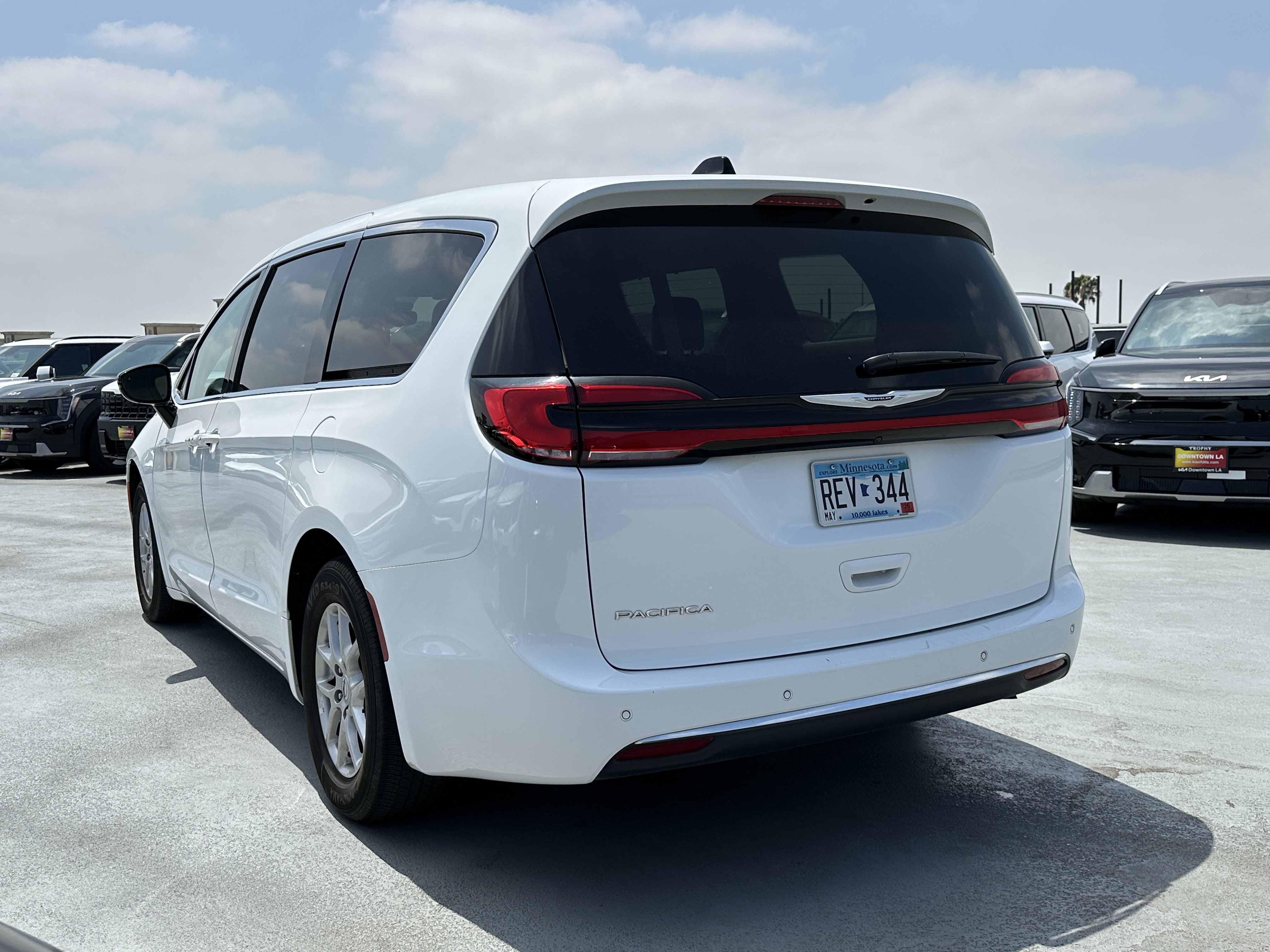 Used 2024 Chrysler Pacifica Touring-L FWD image 4