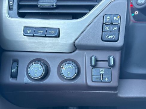Used 2020 GMC Yukon XL Denali w/ Denali Premium Package AWD/4WD image 34