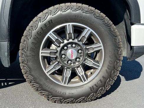 Used 2024 GMC Sierra 1500 AT4 image 17