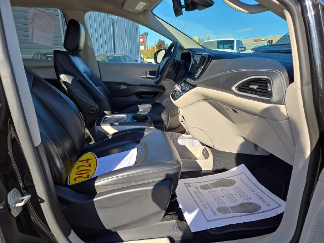 Used 2024 Chrysler Pacifica Limited FWD image 38