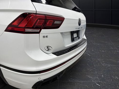 Used 2023 Volkswagen Tiguan SE R-Line image 33