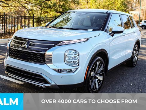 Used 2025 Mitsubishi Outlander SE image 3