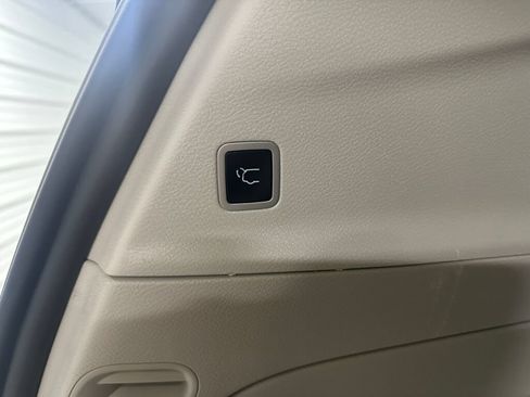 Used 2024 Chrysler Pacifica Touring-L FWD image 23
