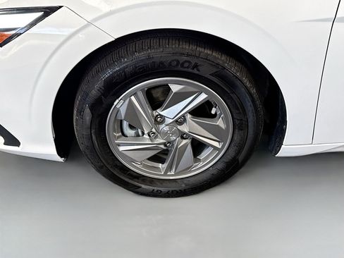 Used 2025 Hyundai Elantra SE FWD image 37
