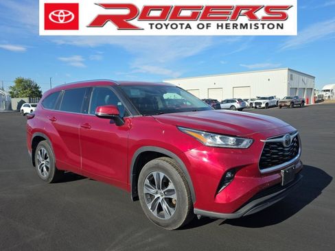 Certified 2020 Toyota Highlander XLE AWD/4WD image 1