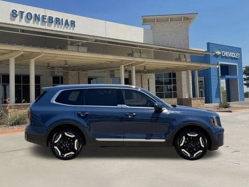 Used 2023 Kia Telluride EX w/ EX Captain's Chair Package FWD image 4
