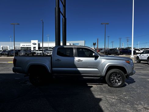 Used 2023 Toyota Tacoma SR5 w/ Technology Package image 6