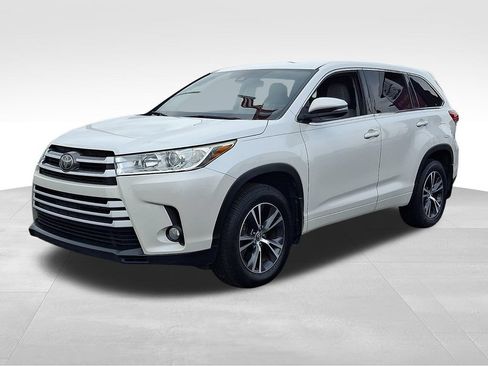 Used 2017 Toyota Highlander Plus AWD/4WD image 3