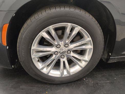 Used 2018 Chrysler 300 Touring L RWD image 31