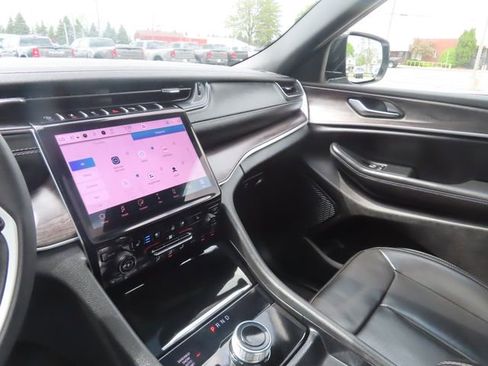 Used 2025 Jeep Grand Cherokee L Limited w/ Luxury Tech Group II AWD/4WD image 39