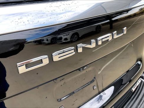 Used 2025 GMC Yukon XL Denali image 9