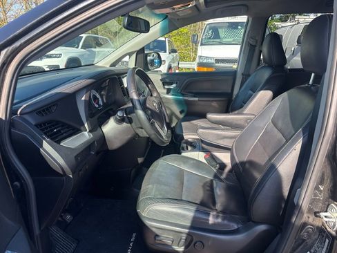 Used 2015 Toyota Sienna SE FWD image 2