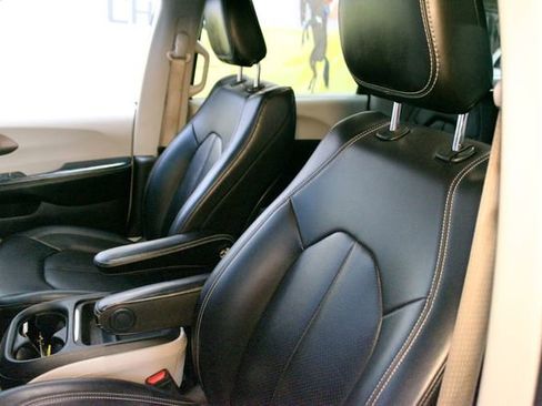 Used 2020 Chrysler Voyager Lxi FWD image 19