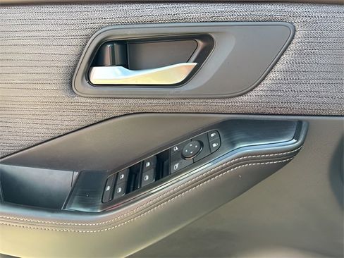 Used 2023 Nissan Rogue SV image 15