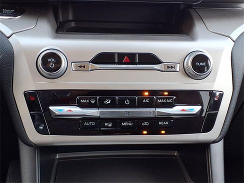 Used 2022 Ford Explorer XLT w/ Equipment Group 202A image 18